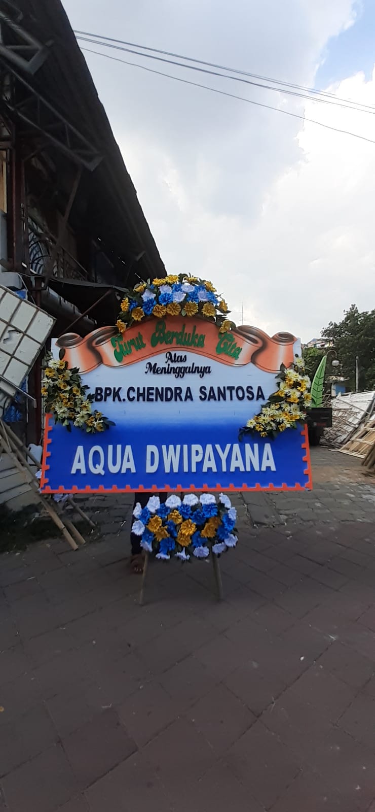 Karangan bunga dari Pakar Komunikasi dan Motivator Nasional Dr Aqua Dwipayana untuk Chendra Santosa. (Foto: Dokumen/Tugu Jatim)