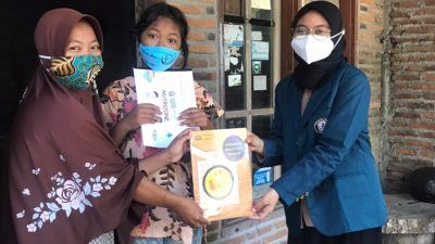 Tim Program Kreativitas Mahasiswa (PKM) Nutrizone UNDIP Semarang tengah memberikan sosialiasi tentang pemenuhan gizi pada warga. (Foto: Dok. Tim PKM Nutrizone UNDIP/Tugu Jatim)