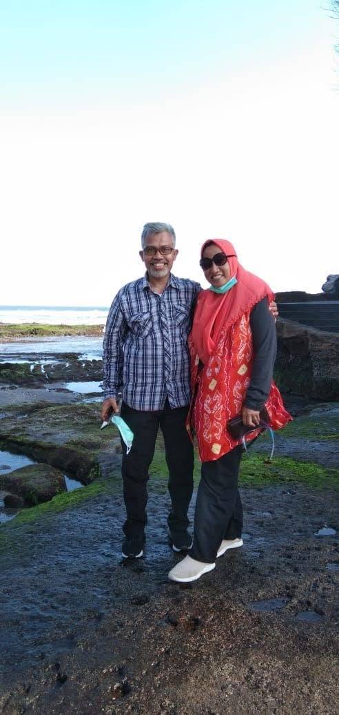 Wartawan senior yang juga Pemred Tugujatim.id Nurcholis MA Basyari (kiri) bersama istri.(Foto: Dokumen/Tugu Jatim)