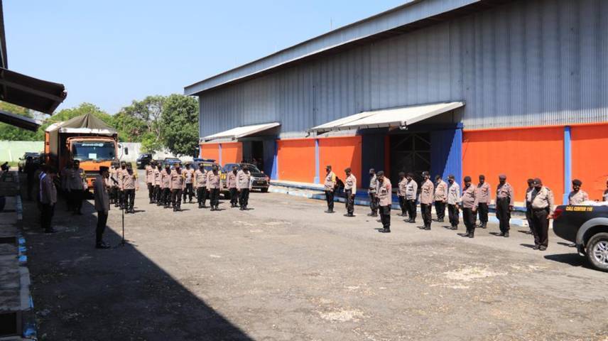 Anggota Polres Tuban siap menyalurkan bantuan untuk masyarakat terdampak Covid-19 dan PPKM, di Gudang Bulog, Jalan Pahlawan Tuban, Senin (26/07/2021). (Foto: Humas Polres Tuban/Tugu Jatim)