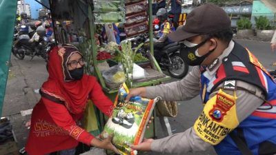 Polda Jatim memberikan bantuan sembako pada masyarakat pada Jumat (16/07/2021). (Foto: Polda Jatim/Tugu Jatim)