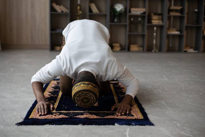 Ilustrasi seseorang sedang melaksanakan ibadah salat Idul Adha. (Foto: Pexels/Tugu Jatim)