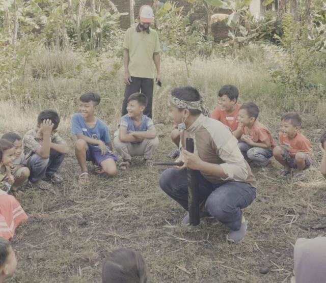 Para pengurus komunitas di Sidoarjo bersama anak-anak yang tergabung dalam gerakan organik Sidoasik di KLG. (Foto: Dok. Komunitas Lali Gadget/Tugu Jatim)