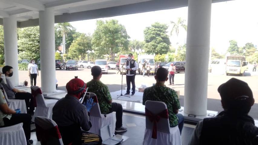 Wali Kota Surabaya Eri Cahyadi menerima bantuan dari berbagai pihak untuk masyarakat terdampak Covid-19, Rabu (21/07/2021). (Foto: Rangga Aji/Tugu Jatim)