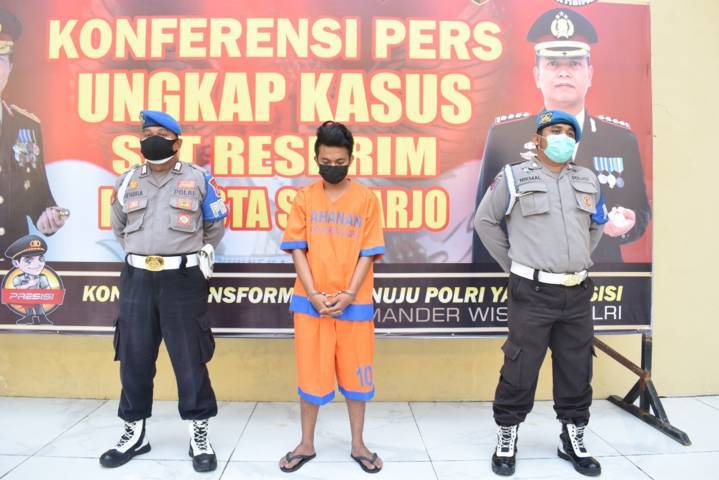 RF, warga Kecamatan Tulangan, Sidoarjo, yang menjadi pelaku kekerasan fisik kepada anak di bawah umur gara-gara kalah main game online, Selasa (13/07/2021). (Foto: Polresta Sidoarjo/Tugu Jatim)