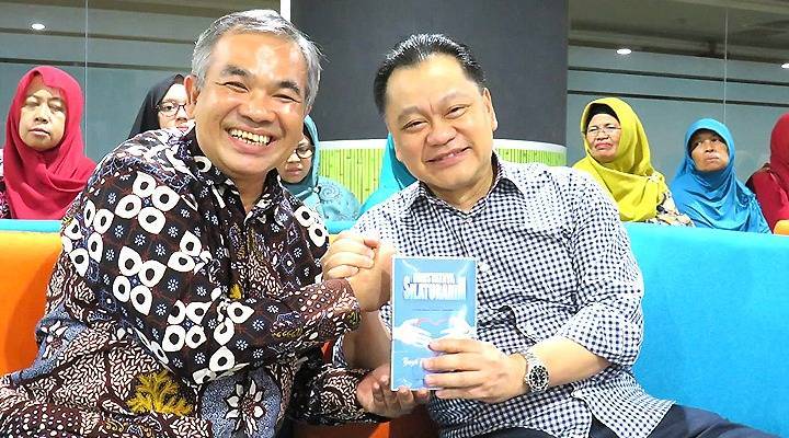Saat Positif Covid-19, Silaturahim Terbukti Jadi Kunci Keberkahan 3 Pakar Komunikasi dan Motivator Nasional Dr Aqua Dwipayana bersama Dirut PT Duta Anggada Realty Ventje Suardana.(Foto: Dokumen/Tugu Jatim)