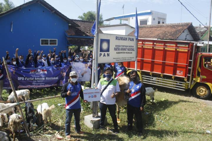 Penyerahan hewan kurban di DPD PAN Nganjuk juga dihadiri oleh dihadir juga perwakilan PT Pertamina, Rio Aprianto bersama Sekretaris DPD PAN Nganjuk, Masnun Lukman Hadi. (Foto: Rino Hayyu/Tugu Jatim)