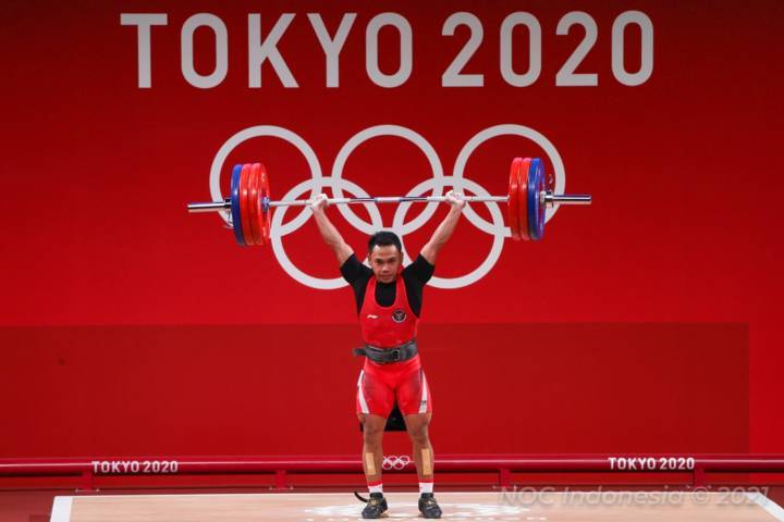 Lifter senior andalan Indonesia, Eko Yuli Irawan kembali sukses mempersembahkan medali perak di Olimpiade Tokyo 2020. Dia berhasil menyelesaikan total angkatan 302 kg di Tokyo International Forum Hall, Jepang, Minggu (26/07/2021).(Foto: Nocindonesia/Tugu Jatim )
