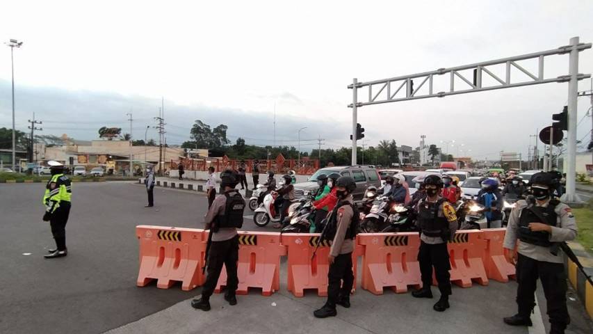 Sejumlah road barrier dipasang di perempatan Karanglo, pintu masuk ke Kota Malang. Mulai malam ini, Rabu (7/7/2021), akses jalan masuk ini ditutup. (Foto: M Ulul Azmy/Tugu Malang/Tugu Jatim)
