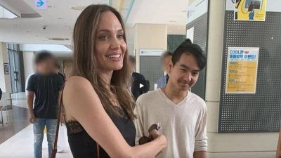 Angelina Jolie dan anak angkatnya, Maddox saat berada di Universitas Yonsei, Korea Selatan. (Foto: YouTube/Entertainment Tonight) tugu jatim