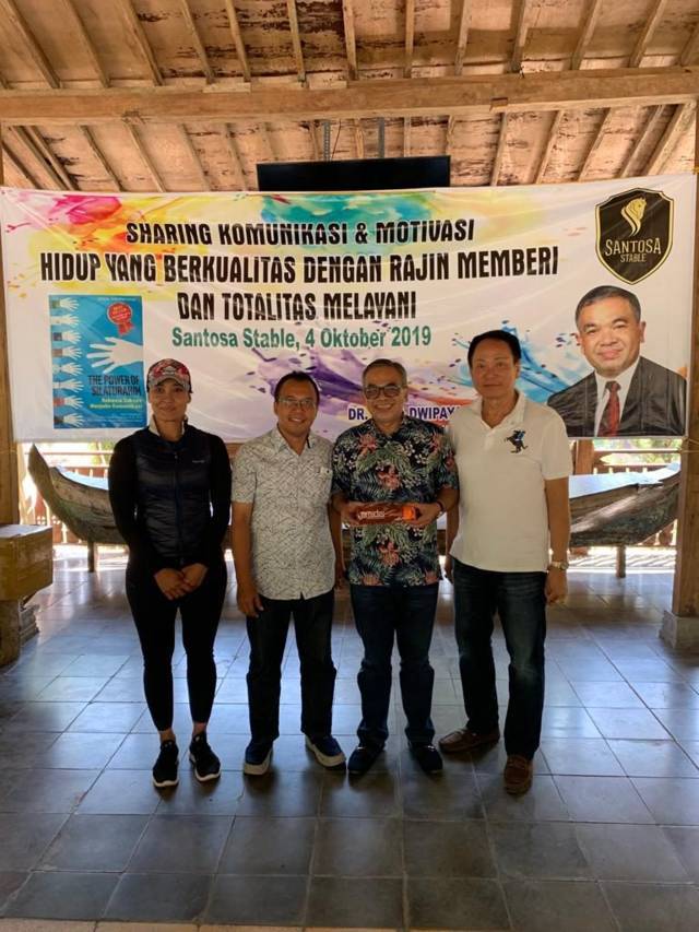 Pemilik Santosa Stable, Chendra Santosa (paling kanan) bersama Pakar Komunikasi Dr Aqua Dwipayana (dua dari kanan) berfoto bersama di sela-sela sesi sharing di Santosa Stable pada 4 Oktober 2019 silam. (Foto: Dokumen) tugu jatim