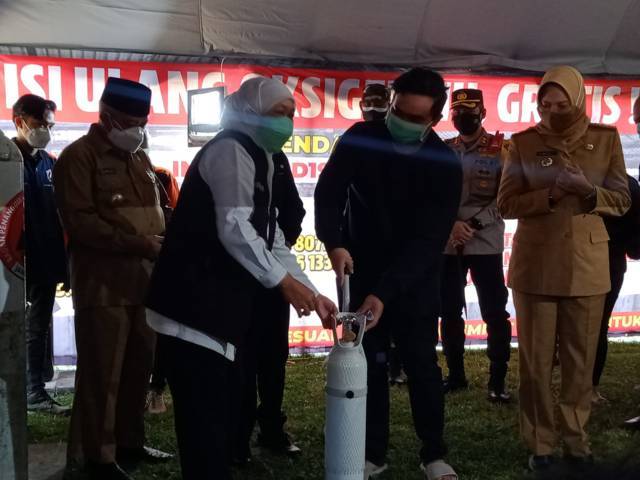 Khofifah Resmikan Depo Isi Ulang Oksigen Gratis di Malang 13 Gubernur Jatim Khofifah secara simbolis memberikan tabung saat peresmian depo isi ulang oksigen gratis kepada warga Malang, Senin (26/07/2021). (Foto:Istimewa/Tugu Jatim)