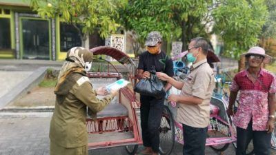 Kepala Dinas Perikanan dan Peternakan Tuban Amenan dan sejumlah anggota Paguyuban Inseminator "Intan Berseri" dan paravetindo menyerahkan bantuan kepada tukang becak di Jalan Teuku Umar, Tuban, Jumat (23/07/2021). (Foto: Rochim/Tugu Jatim)