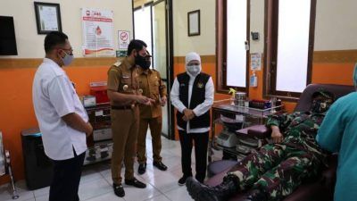 Saat Gubernur Jawa Timur Khofifah Indar Parawansa didampingi Bupati Tuban Aditya Halindra Faridzky dan Wakil Bupati H. Riyadi meninjau proses donor plasma darah konvaselen. (Foto: Rochim/Tugu Jatim)