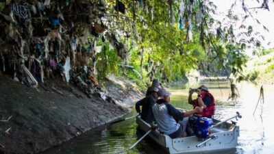 Ekspedisi Sungai Nusantara yang digelar oleh Telapak Jawa Timur, Brigade Evakuasi Popok, dan River Warriors Indonesia, Jumat (02/07/2021). (Foto: Ecoton/Tugu Jatim)