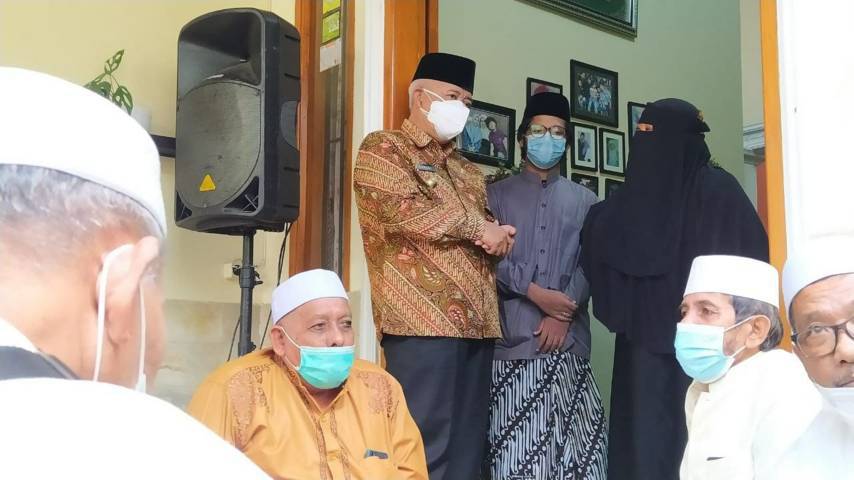 Bupati Malang Muhammad Sanusi mengucapkan berbela sungkawa atas meninggalnya Wakil Ketua Pengurus Wilayah Nahdlatul Ulama (PWNU) Jawa Timur (Jatim) Andri Dhewanto Ahmad akibat positif Covid-19 di rumah duka, Kamis (29/07/2021). (Foto: Azmy/Tugu Jatim)