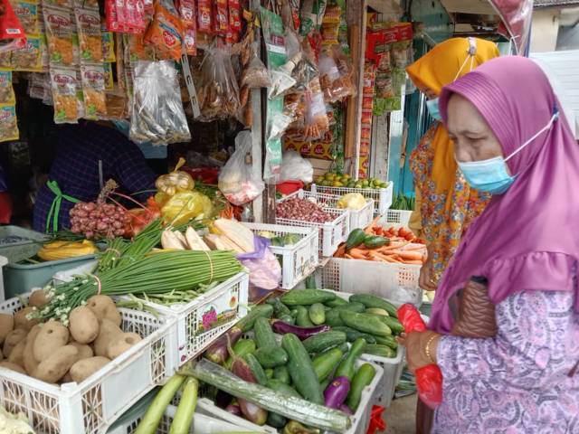 Pembeli di Pasar Besar Kota Batu tampak memilih sayur-sayuran. (Foto: Sholeh/Tugu Jatim)