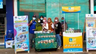 Booth untuk produk tahu isi tuna milik SMAN 1 Pagak, Kabupaten Malang. (Foto: Nurhayati/Tugu Jatim)