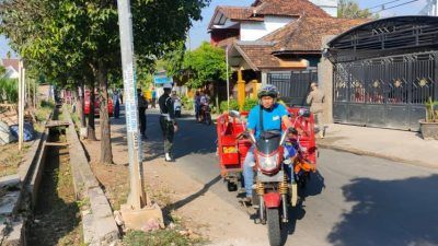 Salah satu warga Tuban yang melintas ini terkesan acuh soal pentingnya prokes. (Foto: Humas Polres Tuban/Tugu Jatim)