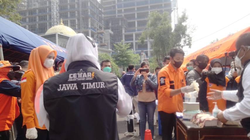 Pembukaan pengisian tabung oksigen gratis di Dishub Jatim tetap memakai protokol kesehatan, Sabtu (17/07/2021).(Foto: Rangga Aji/Tugu Jatim)