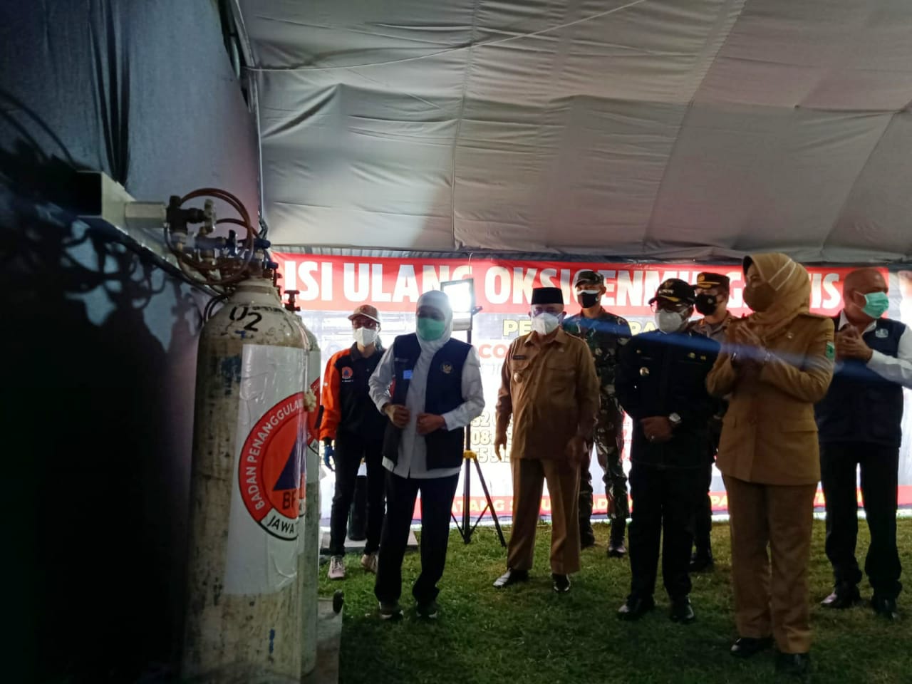 Khofifah Resmikan Depo Isi Ulang Oksigen Gratis di Malang 2 Gubernur Jatim Khofifah saat peresmian depo isi ulang oksigen gratis bersama 3 pimpinan daerah di Malang Raya, Senin (26/07/2021). (Foto:Istimewa/Tugu Jatim)
