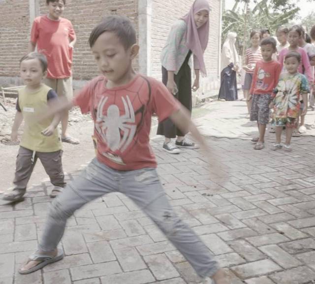 Gerakan Organik "Sidoasik", Kolaborasi 50 Komunitas di Sidoarjo untuk Lestarikan Permainan Tradisional 6 Anak-anak yang tergabung dalam gerakan organik Sidoasik di Sidoarjo tampak senang melakukan permainan tradisional. (Foto: Dok. Komunitas Lali Gadget/Tugu Jatim)