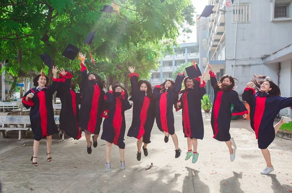 Mahasiswa sedang merayakan kelulusan di salah satu kampus dunia