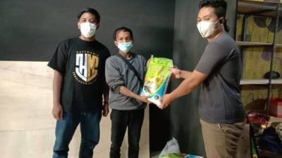 Komunitas HP Mania Kota Batu menyalurkan donasi kepada Komunitas ROB Kota Batu untuk dibagikan kepada warga terdampak PPKM Darurat Senin (12/07/2021). (Foto: Sholeh/Tugu Jatim) 