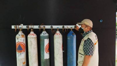 Tabung oksigen tampak sudah mulai berjajar di depo layanan isi ulang oksigen gratis yang mulai dibangun di halaman Kantor Bakorwil Malang, Minggu (25/7/2021). (Foto: M Ulul Azmy/Tugu Malang/Tugu Jatim)