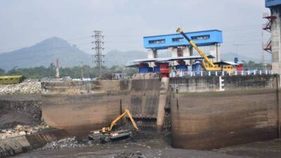 Proses flushing atau penggelontoran sediman yang sudah menggunung di Bendungan Sengguruh, Malang, Kamis (1/7/2021). (Foto: Dokumen/PJT I) tugu jatim