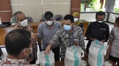 Kepala Dinas Sosial (Dinsos) Pemberdayaan Perlindungan Perempuan dan Anak (P3A) Tuban, Eko Julianto saat mengecek kualitas bahan bantuan sembako, di Kecamatan Jatirogo, Jumat (23/7/2021). (Foto: Humas Pemkab Tuban) tugu jatim