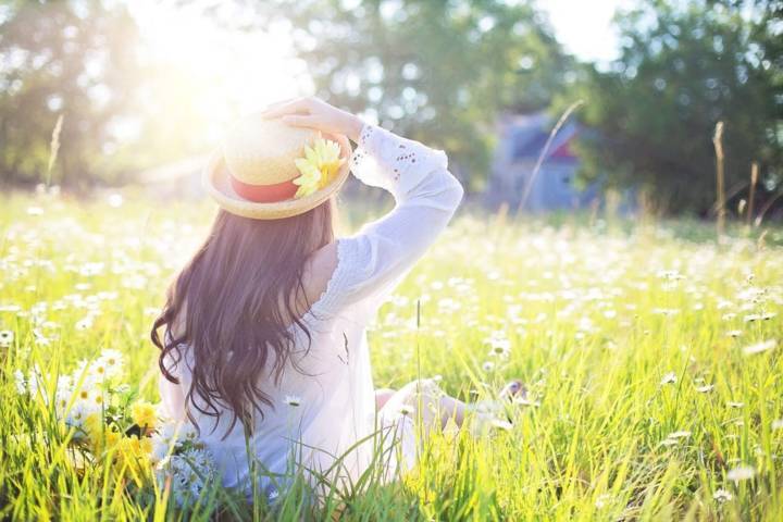 Ilustrasi seseorang sedang berjemur. Berjemur di pagi hari bisa meningkatkan vitamin D dalam tubuh yang berguna untuk memperkuat imunitas. (Ilustrasi: Pixabay) tugu jatim