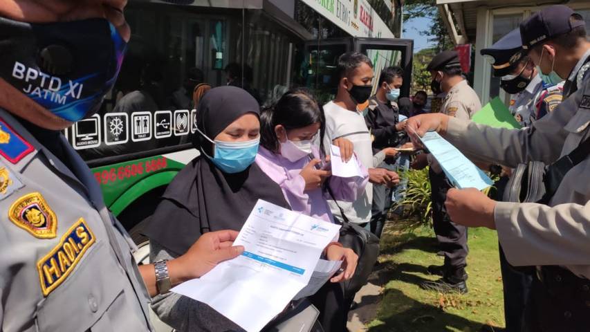 Sejumlah Bus AKAP Bandel Terjaring Razia di Malang, Angkut Penumpang Tanpa Sertifikat Vaksin 6 Pemeriksaan sertifikat vaksin penumpang bus oleh para petugas. (Foto: M Ulul Azmy/Tugu Malang/Tugu Jatim)