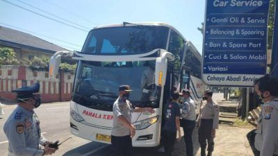 Operasi gabungan yang dilakukan Koorsatpel Terminal Arjosari, Hadi Supeno masih menemukan banyak pelanggaran dilakukan penyedia jasa transportasi darat, Minggu (25/7/2021). (Foto: M Ulul Azmy/Tugu Malang/ Tugu Jatim)