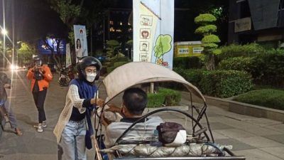 BEM Untag Surabaya berbagi makanan dengan masyarakat. (Foto: Dokumen/Tugu Jatim)