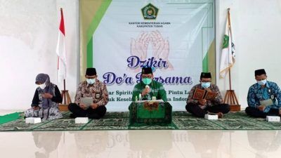 Kepala Kantor Kementerian Agama (Kemenag) Kabupaten Tuban Sahid saat acara zikir dan doa bersama di gedung PLHUT Kemenag Tuban, Jumat (16/07/2021). (Foto: Humas Kemenag Tuban/Tugu Jatim)