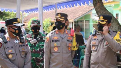 Kapolres Malang AKBP Bagoes Wibisono memantau proses serbuan vaksinasi di Kecamatan Pakis, Kabupaten Malang, Sabtu (31/07/2021). (Foto: Rizal Adhi/Tugu Jatim)