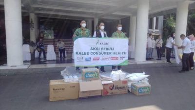 Wali Kota Surabaya Eri Cahyadi menerima bantuan dari Aksi Peduli Kalbe Consumer Health dengan memberikan 1.000 paket Vitamin C dan 500 hand sanitizer semprot, Rabu (21/07/2021). (Foto: Rangga Aji/Tugu Jatim)