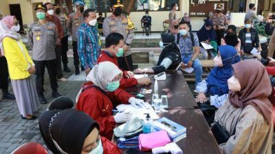 Target “Herd Immunity”, Kapolda Jatim Mengecek Vaksinasi untuk 1.000 Mahasiswa di Ubhara Surabaya