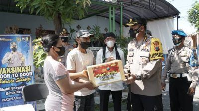 Polresta Sidoarjo gelar vaksinasi Covid-19 Door-to-Door, Rabu (14/07/2021). (Foto: Polrestabes Surabaya/Tugu Jatim)