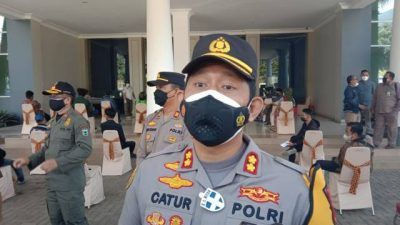 Kapolres Batu, AKBP Catur C Wibowo saat dikonfirmasi awak media, Rabu (14/7/2021) terkait video viral terkait acara adat berupa kenduri yang menimbulkan kerumunan di Desa Ngabab, Pujon, Malang. (Foto: M Sholeh/Tugu Malang/Tugu Jatim)