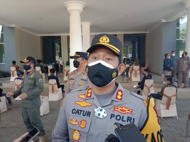 Kapolres Batu, AKBP Catur C Wibowo saat dikonfirmasi awak media, Rabu (14/7/2021) terkait video viral terkait acara adat berupa kenduri yang menimbulkan kerumunan di Desa Ngabab, Pujon, Malang. (Foto: M Sholeh/Tugu Malang/Tugu Jatim)