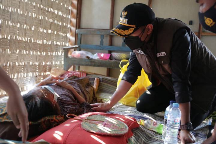 Bupati Tuban Aditya Halindra Faridzky saat melihat kondisi warga yang sakit saat melakukan sidak, pada Kamis (29/07/2021). (Foto: Humas Pemkab Tuban/Tugu Jatim)