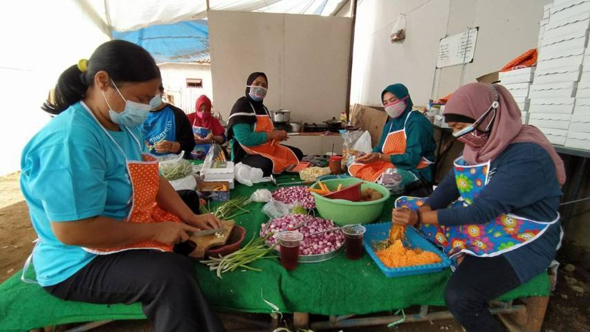 Sejumlah emak-emak di Kelurahan Gadang tampak sibuk menyiapkan makanan di dapur umum, Jumat (23/7/2021). (Foto: M Ulul Azmy/Tugu Malang/Tugu Jatim)