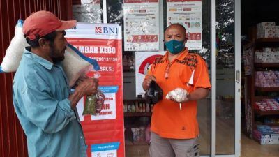 BNI percepat penyaluran bantuan sosial program PKH dan program sembako saat masa PPKM seperti sekarang ini, Minggu (24/07/2021). (Foto: Dokumen/Tugu Jatim)