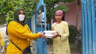 Anggota Komisi D DPRD Kota Malang Lelly Theresiawati saat membagikan makanan gratis pada warga isoman di wilayah Lowokwaru, Jumat (30/7/2021). (Foto: M Ulul Azmy/Tugu Malang/Tugu Jatim)