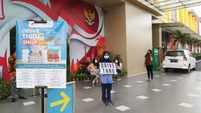 Tim layanan drive thru shop dengan sigap melayani pengunjung yang akan membeli makanan dan minuman di Lobby utama Malang Town Square (Matos), Jumat (30/7/2021). (Foto: M Ulul Azmy/Tugu Malang/Tugu Jatim)