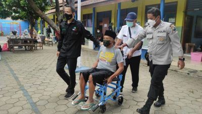 Kakek Suwadi, warga Kecamatan Pakis, Kabupaten Malang, ini dibantu petugas vaksinasi pada Sabtu siang (31/07/2021).(Foto: Rizal Adhi/Tugu Jatim)