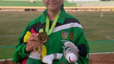 Salah satu atlet Tuban cabor atletik meraih medali emas di Pekan Olahraga Provinsi (Porprov) Jatim VI 2019 di Stadion Bumi Wali Tuban, pada 9 Juli 2019. (Foto: Rochim/Tugu Jatim)