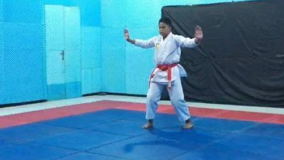 Afkar Duwera maksimal memperagakan sejumlah gerakan karate dalam sesi pengambilan video untuk proses seleksi kejuaraan KOSN di tingkat Provinsi Jatim. (Foto: Dokumen/Tugu Jatim)